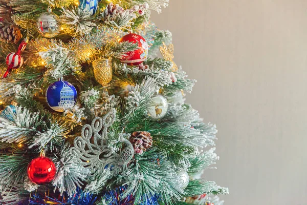 Klassieke Kerstversiering Nieuwjaarsboom Met Rood Blauw Wit Ornament Speelgoed Bal — Stockfoto