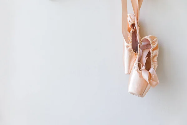 Nuevos Zapatos Ballet Beige Pastel Con Cinta Satén Aislada Sobre — Foto de Stock