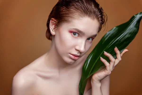 Beauty Portrait Young Brunette Woman Perfect Skin Fashion Make Green — Stock Photo, Image