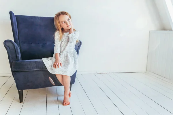 Menina Doce Vestido Branco Sentado Cadeira Azul Aconchegante Moderno Relaxante — Fotografia de Stock