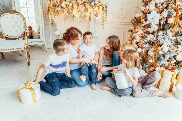 Bonne Mère Famille Cinq Enfants Détendre Jouant Près Arbre Noël — Photo