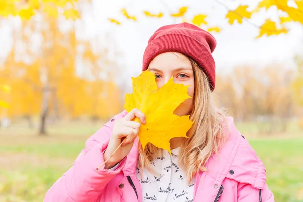 Счастливая Молодая Женщина Играет Падающими Желтыми Листьями Красивом Осеннем Парке — стоковое фото