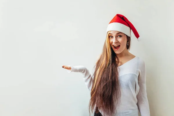 Belle Fille Aux Cheveux Longs Chapeau Rouge Père Noël Montrant — Photo