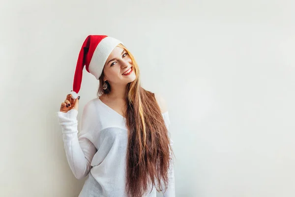 Bella Ragazza Con Capelli Lunghi Rosso Cappello Babbo Natale Isolato — Foto Stock