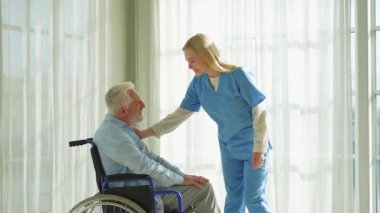Emeklilik sağlık hizmetlerine destek ol. Hemşire tekerlekli sandalyedeki yaşlı adama yardım ediyor. Hasta ve kadın tıbbi bakım için huzurevinde. Engelli insanlar için tekerlekli sandalyede felçli bir adama bakan hemşire.