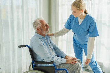 Emeklilik sağlık hizmetlerine destek ol. Hemşire tekerlekli sandalyedeki yaşlı adama yardım ediyor. Hasta ve kadın tıbbi bakım için huzurevinde. Engelli insanlar için tekerlekli sandalyede felçli bir adama bakan hemşire.