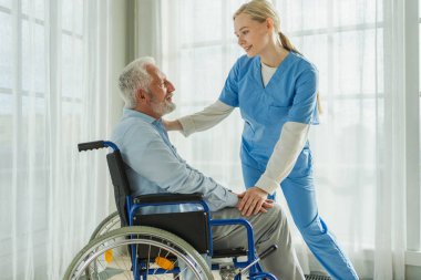 Emeklilik sağlık hizmetlerine destek ol. Hemşire tekerlekli sandalyedeki yaşlı adama yardım ediyor. Hasta ve kadın tıbbi bakım için huzurevinde. Engelli insanlar için tekerlekli sandalyede felçli bir adama bakan hemşire.