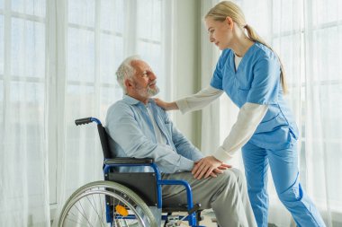 Emeklilik sağlık hizmetlerine destek ol. Hemşire tekerlekli sandalyedeki yaşlı adama yardım ediyor. Hasta ve kadın tıbbi bakım için huzurevinde. Engelli insanlar için tekerlekli sandalyede felçli bir adama bakan hemşire.