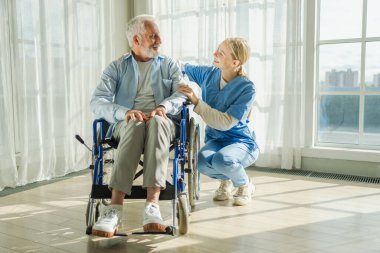 Emeklilik sağlık hizmetlerine destek ol. Hemşire tekerlekli sandalyedeki yaşlı adama yardım ediyor. Hasta ve kadın tıbbi bakım için huzurevinde. Engelli insanlar için tekerlekli sandalyede felçli bir adama bakan hemşire.