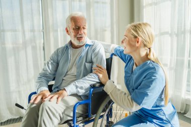 Emeklilik sağlık hizmetlerine destek ol. Hemşire tekerlekli sandalyedeki yaşlı adama yardım ediyor. Hasta ve kadın tıbbi bakım için huzurevinde. Engelli insanlar için tekerlekli sandalyede felçli bir adama bakan hemşire.