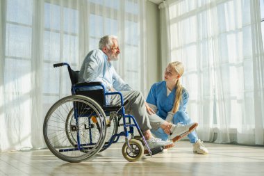 Emeklilik sağlık hizmetlerine destek ol. Hemşire tekerlekli sandalyedeki yaşlı adama yardım ediyor. Hasta ve kadın tıbbi bakım için huzurevinde. Engelli insanlar için tekerlekli sandalyede felçli bir adama bakan hemşire.
