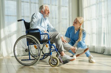 Emeklilik sağlık hizmetlerine destek ol. Hemşire tekerlekli sandalyedeki yaşlı adama yardım ediyor. Hasta ve kadın tıbbi bakım için huzurevinde. Engelli insanlar için tekerlekli sandalyede felçli bir adama bakan hemşire.