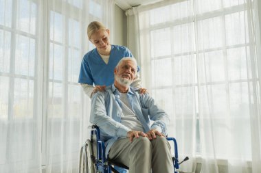 Emeklilik sağlık hizmetlerine destek ol. Hemşire tekerlekli sandalyedeki yaşlı adama yardım ediyor. Hasta ve kadın tıbbi bakım için huzurevinde. Engelli insanlar için tekerlekli sandalyede felçli bir adama bakan hemşire.
