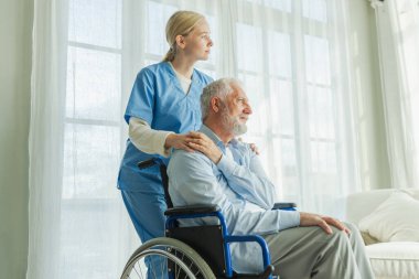 Emeklilik sağlık hizmetlerine destek ol. Hemşire tekerlekli sandalyedeki yaşlı adama yardım ediyor. Hasta ve kadın tıbbi bakım için huzurevinde. Engelli insanlar için tekerlekli sandalyede felçli bir adama bakan hemşire.