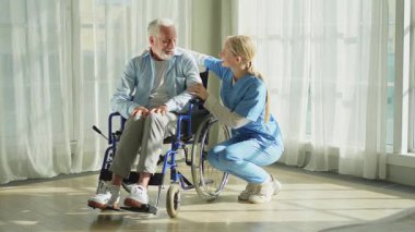 Emeklilik sağlık hizmetlerine destek ol. Hemşire tekerlekli sandalyedeki yaşlı adama yardım ediyor. Hasta ve kadın tıbbi bakım için huzurevinde. Engelli insanlar için tekerlekli sandalyede felçli bir adama bakan hemşire.