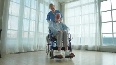 Emeklilik sağlık hizmetlerine destek ol. Hemşire tekerlekli sandalyedeki yaşlı adama yardım ediyor. Hasta ve kadın tıbbi bakım için huzurevinde. Engelli insanlar için tekerlekli sandalyede felçli bir adama bakan hemşire.