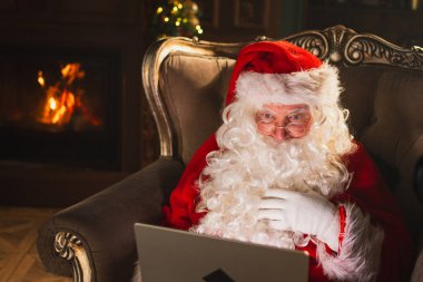 Mutlu noeller. Bilgisayarlı Noel Baba, çocuklardan gelen mektupları okuyor ve internetten hediyeler alıyor. Noel arifesinde bilgisayarlı Noel Baba. Noel Baba 'nın posta hediyeleri. Kış Tatili Kutlamaları