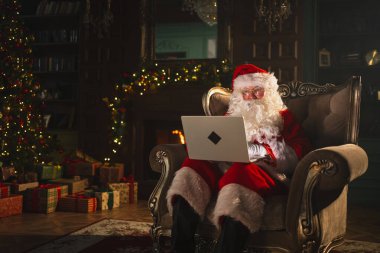 Mutlu noeller. Bilgisayarlı Noel Baba, çocuklardan gelen mektupları okuyor ve internetten hediyeler alıyor. Noel arifesinde bilgisayarlı Noel Baba. Noel Baba 'nın posta hediyeleri. Kış Tatili Kutlamaları