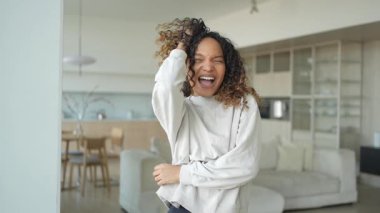 Afro saç stili gülümseyen güzel bir Afrikalı Amerikalı kız. Genç mutlu zenci kızın portresini yakından çek. Kıvırcık saçlı, gülen genç bir Afrikalı kadın. Özgürlük mutluluğu tasasız mutlu insanlar konsepti