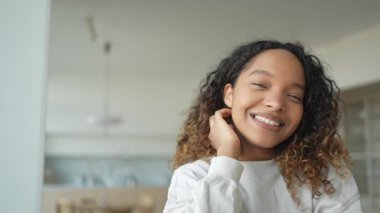 Afro saç stili gülümseyen güzel bir Afrikalı Amerikalı kız. Genç mutlu zenci kızın portresini yakından çek. Kıvırcık saçlı, gülen genç bir Afrikalı kadın. Özgürlük mutluluğu tasasız mutlu insanlar konsepti