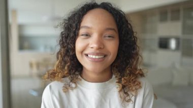 Afro saç stili gülümseyen güzel bir Afrikalı Amerikalı kız. Genç mutlu zenci kızın portresini yakından çek. Kıvırcık saçlı, gülen genç bir Afrikalı kadın. Özgürlük mutluluğu tasasız mutlu insanlar konsepti