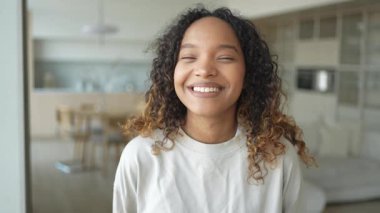 Afro saç stili gülümseyen güzel bir Afrikalı Amerikalı kız. Genç mutlu zenci kızın portresini yakından çek. Kıvırcık saçlı, gülen genç bir Afrikalı kadın. Özgürlük mutluluğu tasasız mutlu insanlar konsepti