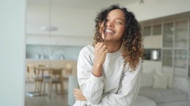 Afro saç stili gülümseyen güzel bir Afrikalı Amerikalı kız. Genç mutlu zenci kızın portresini yakından çek. Kıvırcık saçlı, gülen genç bir Afrikalı kadın. Özgürlük mutluluğu tasasız mutlu insanlar konsepti