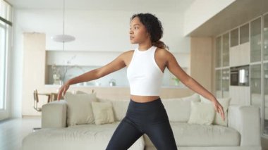 Yoga fitness antrenmanı. Sağlıklı Afrikalı kız evde yoga yapıyor. Pilates antrenmanı yapan bir kadın, yoga minderiyle spor yapıyor. Kız kilo vermek için antrenman yapıyor. Spor uygunluğu