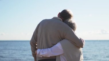 Yaşlı bir çift kumsalda yürüyüş yaparken kucaklaşıp eğleniyorlar. Yaşlı karı şefkatle kucaklaşıyor aşk tatlı bir bağın tadını çıkarıyor. Büyükannem ve büyükbabam birlikte. Aile anı aşkı