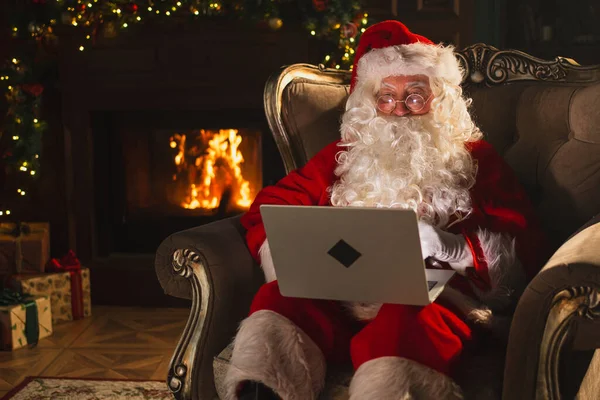 Mutlu noeller. Bilgisayarlı Noel Baba, çocuklardan gelen mektupları okuyor ve internetten hediyeler alıyor. Noel arifesinde bilgisayarlı Noel Baba. Noel Baba 'nın posta hediyeleri. Kış Tatili Kutlamaları