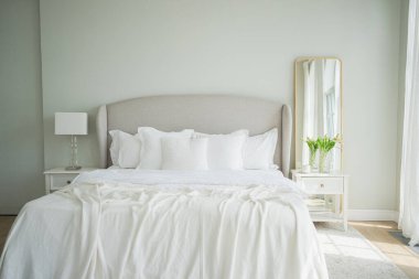 Evin içinde şık bir çatı katı var. Geniş duvarları, geniş pencereleri, büyük yatağı olan geniş bir tasarım dairesi. Minimalist İskandinav tarzında zarif mobilyalarla temiz modern dekorasyon.