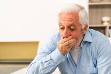 Sağlık sigortası. Yüksek ateş belirtileri gösteren son sınıf öğrencisi. Soğuk mevsimlik grip. Ağzını öksürerek kapatıyor. Mevsimlik enfeksiyonu olan yaşlı bir adam hastalık acısı çeken bir grip.