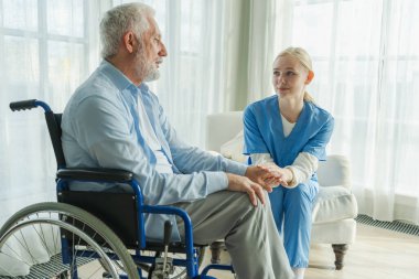 Emeklilik sağlık hizmetlerine destek ol. Hemşire tekerlekli sandalyedeki yaşlı adama yardım ediyor. Hasta ve kadın tıbbi bakım için huzurevinde. Engelli insanlar için tekerlekli sandalyede felçli bir adama bakan hemşire.