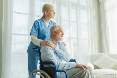 Emeklilik sağlık hizmetlerine destek ol. Hemşire tekerlekli sandalyedeki yaşlı adama yardım ediyor. Hasta ve kadın tıbbi bakım için huzurevinde. Engelli insanlar için tekerlekli sandalyede felçli bir adama bakan hemşire.