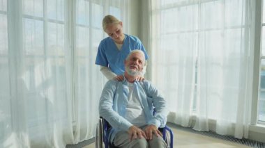 Emeklilik sağlık hizmetlerine destek ol. Hemşire tekerlekli sandalyedeki yaşlı adama yardım ediyor. Hasta ve kadın tıbbi bakım için huzurevinde. Engelli insanlar için tekerlekli sandalyede felçli bir adama bakan hemşire.