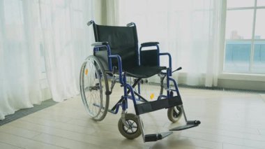 Boş tekerlekli sandalye, huzurevinde hasta hizmetlerini bekliyor. Evde özürlü insanlar için sandalye. Özürlü erişilebilir sembol. Sağlık sigortası. Yalnız, yaşlı hasta.