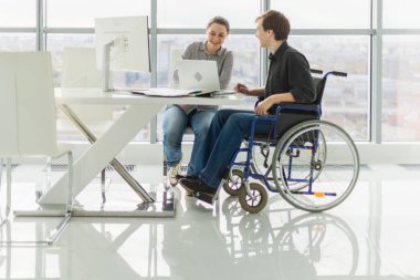 İş arkadaşları, kadın sandalyeye oturanlar, engelli çalışanlar için. Şirket kurma ekibi birlikte çalışıyor. Şirket profesyonel takımı proje fikirlerini tartışıyor