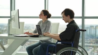 İş arkadaşları, kadın sandalyeye oturanlar, engelli çalışanlar için. Şirket kurma ekibi birlikte çalışıyor. Şirket profesyonel takımı proje fikirlerini tartışıyor