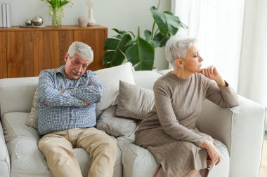 Evlilik krizi ilişki sorunları. Yaşlı çift kavga ediyor. Kavgadan sonra kocasından uzakta oturan üzgün, hayal kırıklığına uğramış bir kadın. Yaşlı çift konuşmuyorlar. İlişki sorunları var.