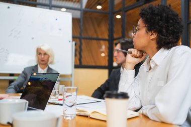 Takım çalışması beyin fırtınası. Ofis toplantısında birlikte çalışan iş arkadaşları. İş arkadaşları proje fikirlerini tartışıyor. Yaratıcı ofisteki bir grup insan iş konuşuyor. Genç profesyonel takım