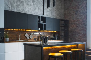 Boş İskandinav klasiği minimalist koyu gri mutfak ve ahşap detaylar. Modern, modern, siyah, gri, beyaz mutfak dekorasyonu. Temiz, çağdaş iç tasarımı var.