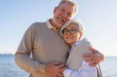 Yaşlı bir çift kumsalda yürüyüş yaparken kucaklaşıp eğleniyorlar. Yaşlı karı şefkatle kucaklaşıyor aşk tatlı bir bağın tadını çıkarıyor. Büyükannem ve büyükbabam birlikte. Aile anı aşkı