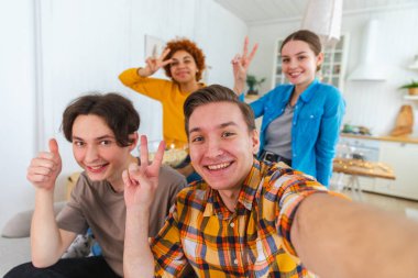 Keyfinize bakın. Mutlu arkadaşlar selfie çeker. Partide arkadaşlarının fotoğrafını çeken bir adam. Telefonda fotoğraf çeken bir grup çok ırklı insan. Gençler şirket tebessümlerinden hoşlanırlar. Web kamerası görünümü