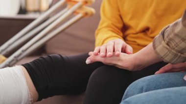 Kırık bacaklı ve elini sıvazlayan bir anne. Oyuncu kadrosundaki kız annesiyle evde oturuyor. Kırık bacağı iyileşen bir çocuk. Hızlı rehabilitasyon için koltuk değneklerini kullanan bir kız. Aile desteği