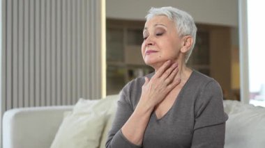 Üzgün, hasta, yalnız, yaşlı bir kadın evde yalnız oturuyor. Mutsuz, olgun bir büyükanne yas tutuyor. Ölümüne kötü haber. Stresli yaşlı kadın yalnızlıktan muzdarip.