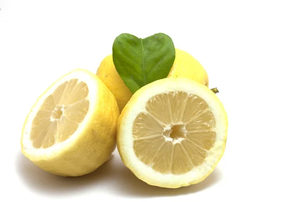 Лимоны с листьями сердца — стоковое фото