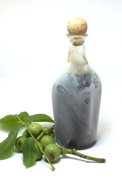 Бутылка грецкого ореха с орехами — стоковое фото