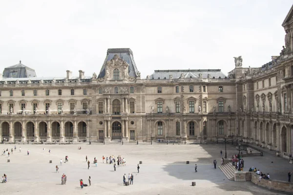 巴黎博物馆内外的卢浮宫 — 图库照片