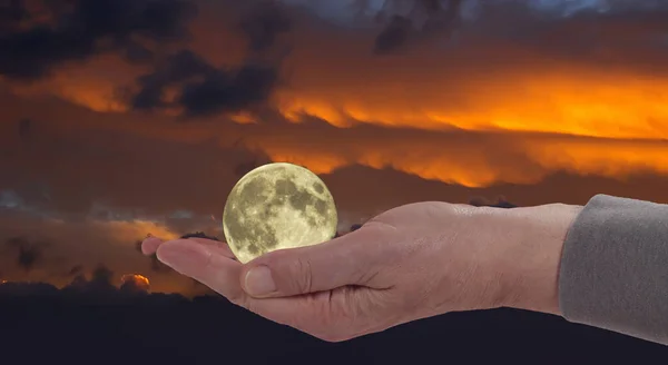 Tieni Luna Nel Palmo Della Tua Mano — Foto Stock