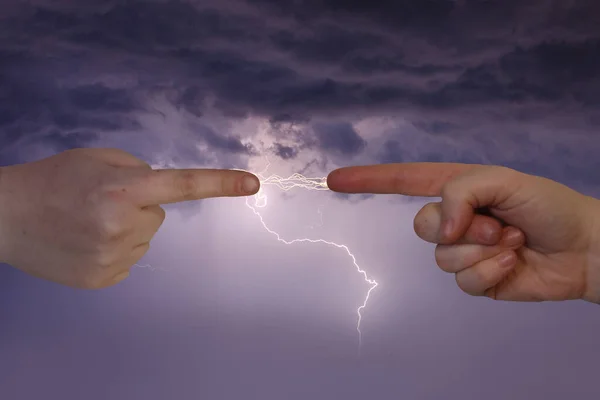 Два человеческих пальца указывают и обмениваются молниями болты — стоковое фото